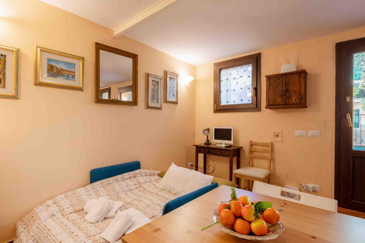 San Frediano Cozy Studio With Private Patio Apartment Florence Luaran gambar