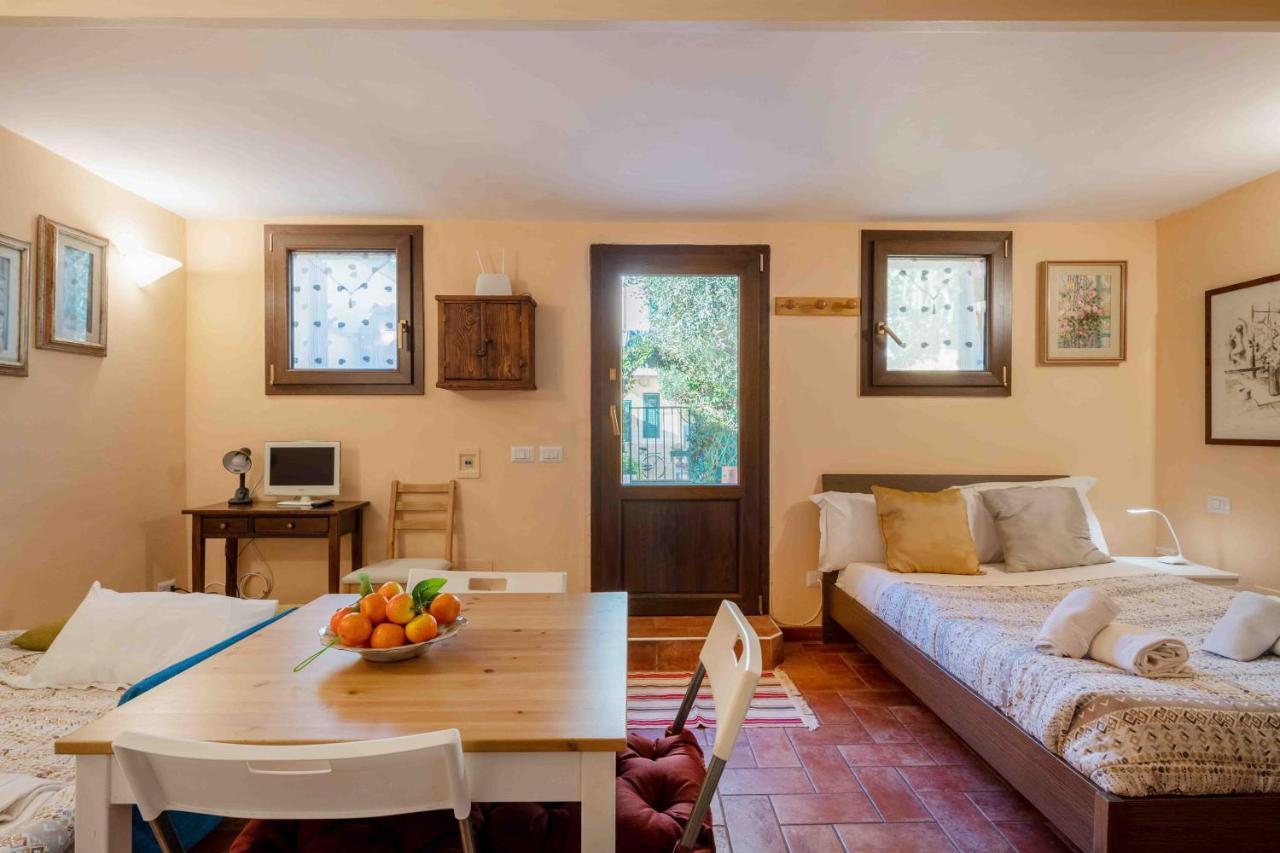 San Frediano Cozy Studio With Private Patio Apartment Florence Luaran gambar